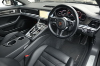 2017 Porsche PANAMERA null