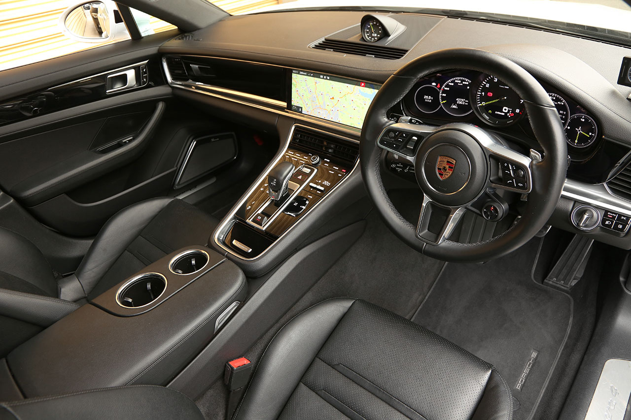 2018 Porsche PANAMERA null