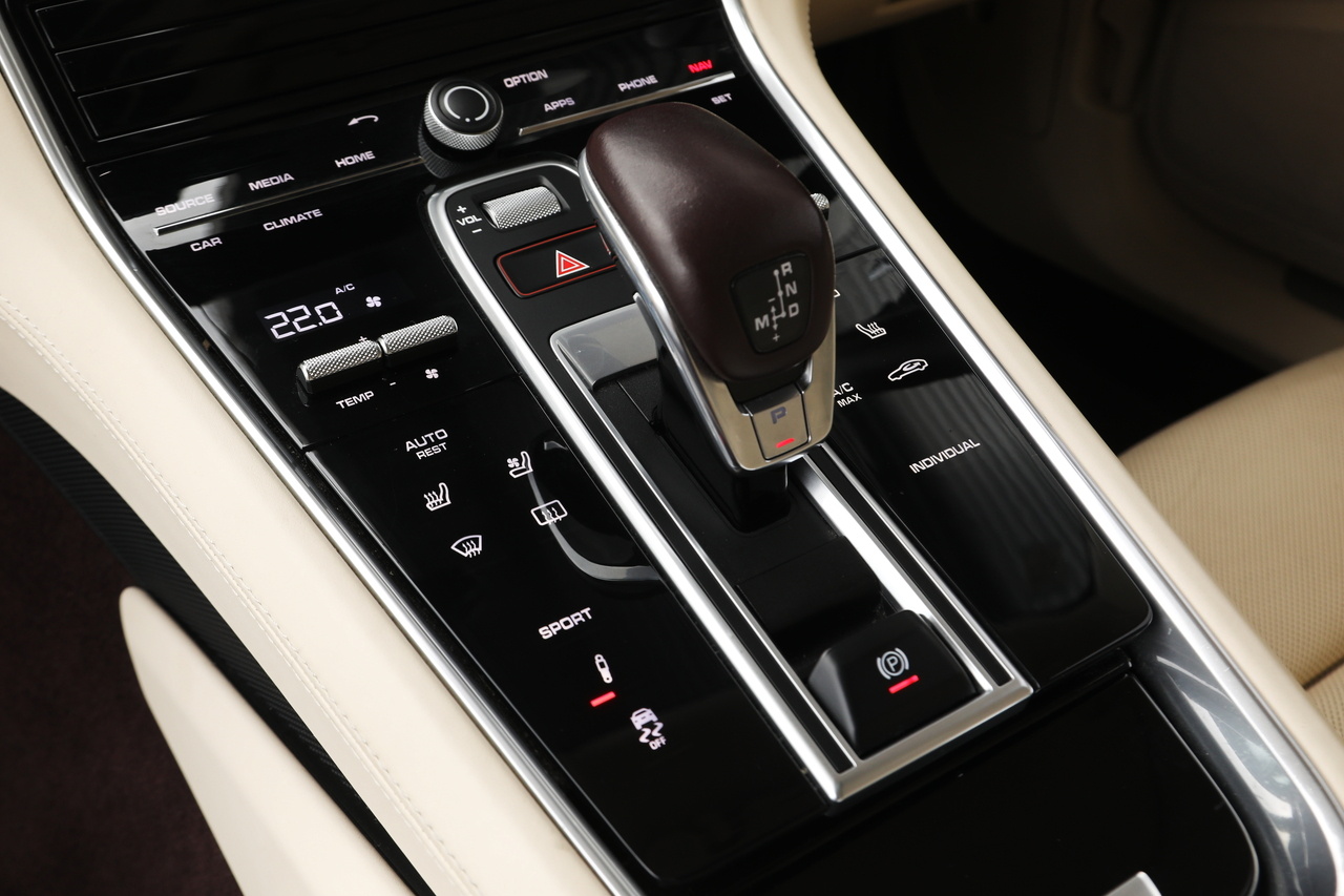 2019 Porsche PANAMERA null