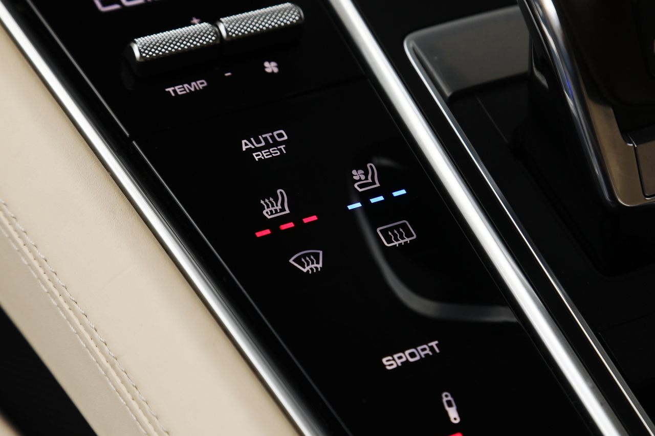 2019 Porsche PANAMERA null