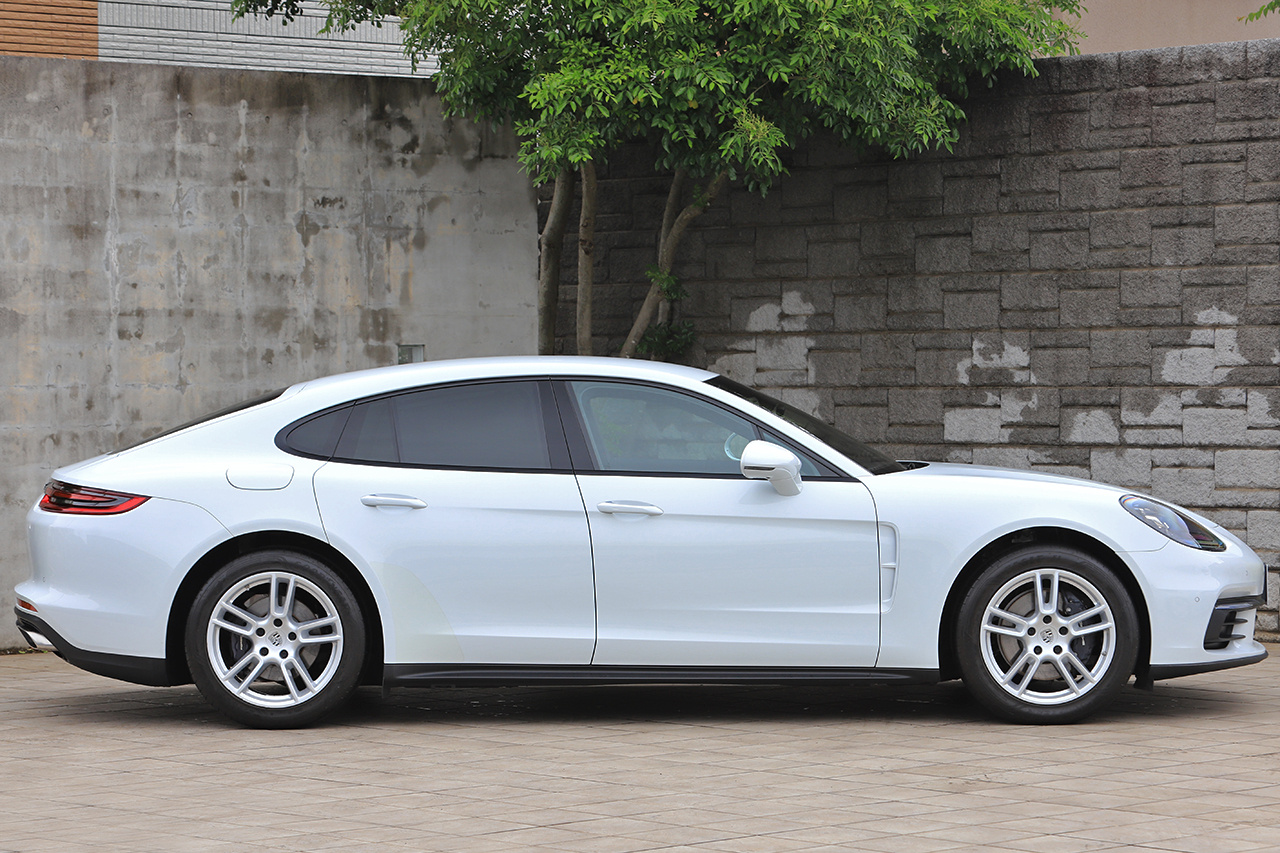 2018 Porsche PANAMERA 