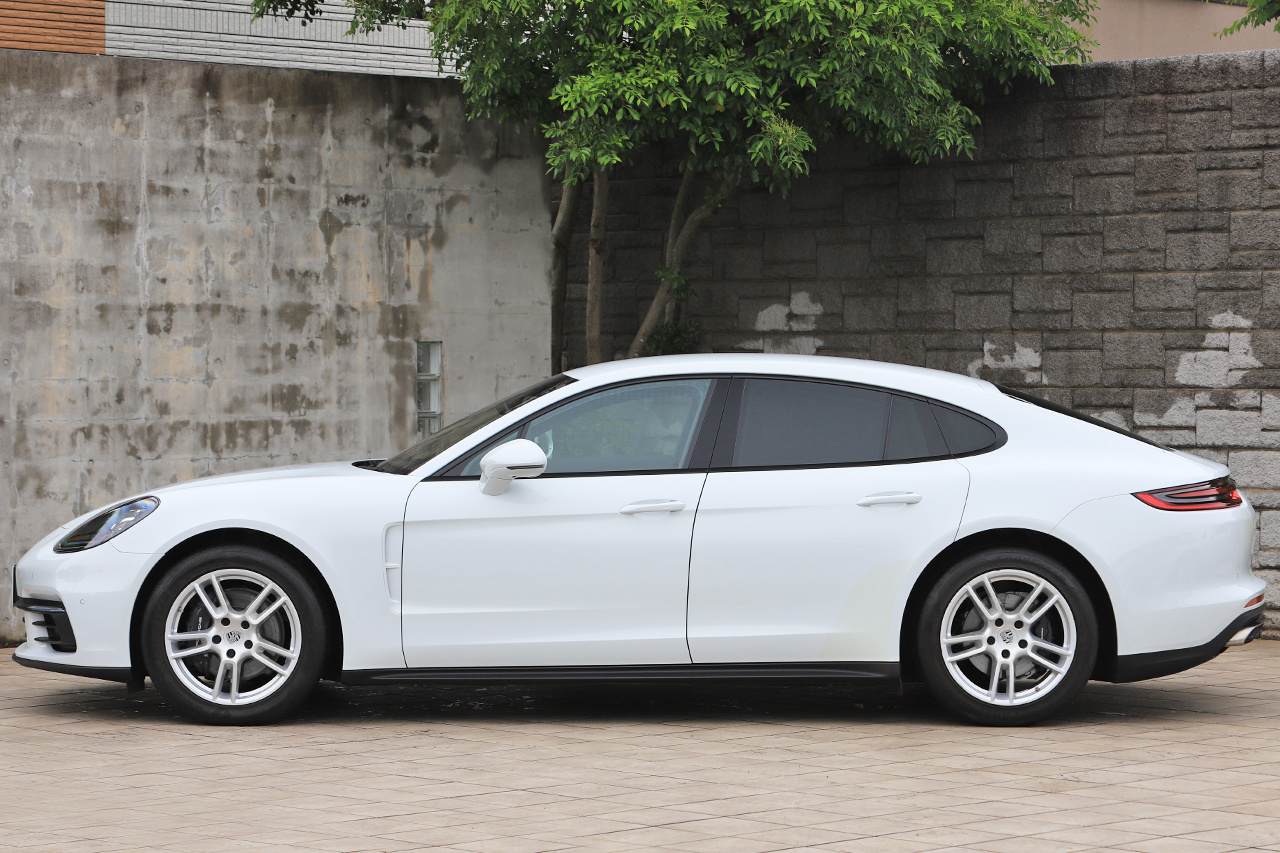 2018 Porsche PANAMERA 