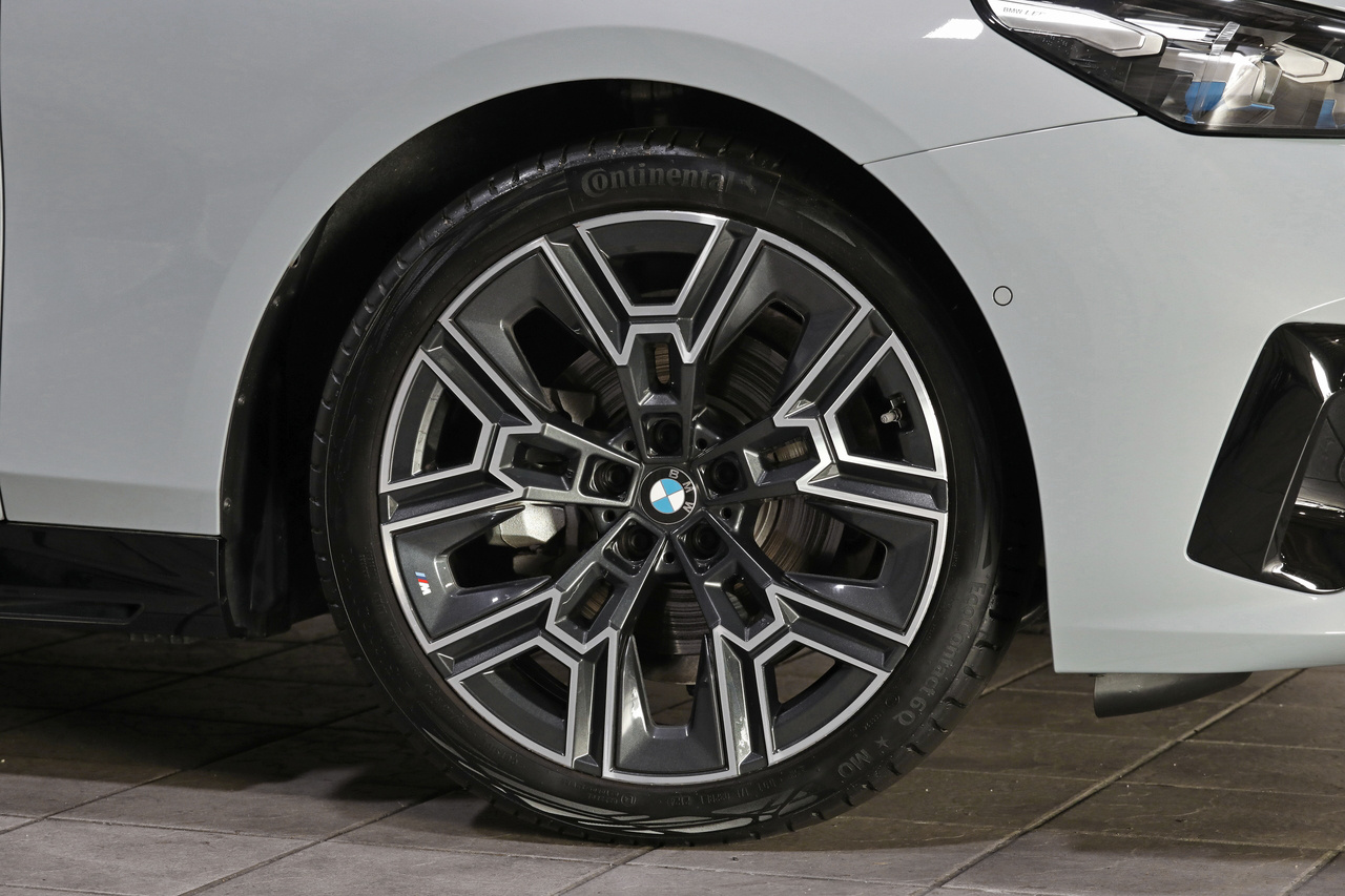 2025 BMW 5 SERIES null