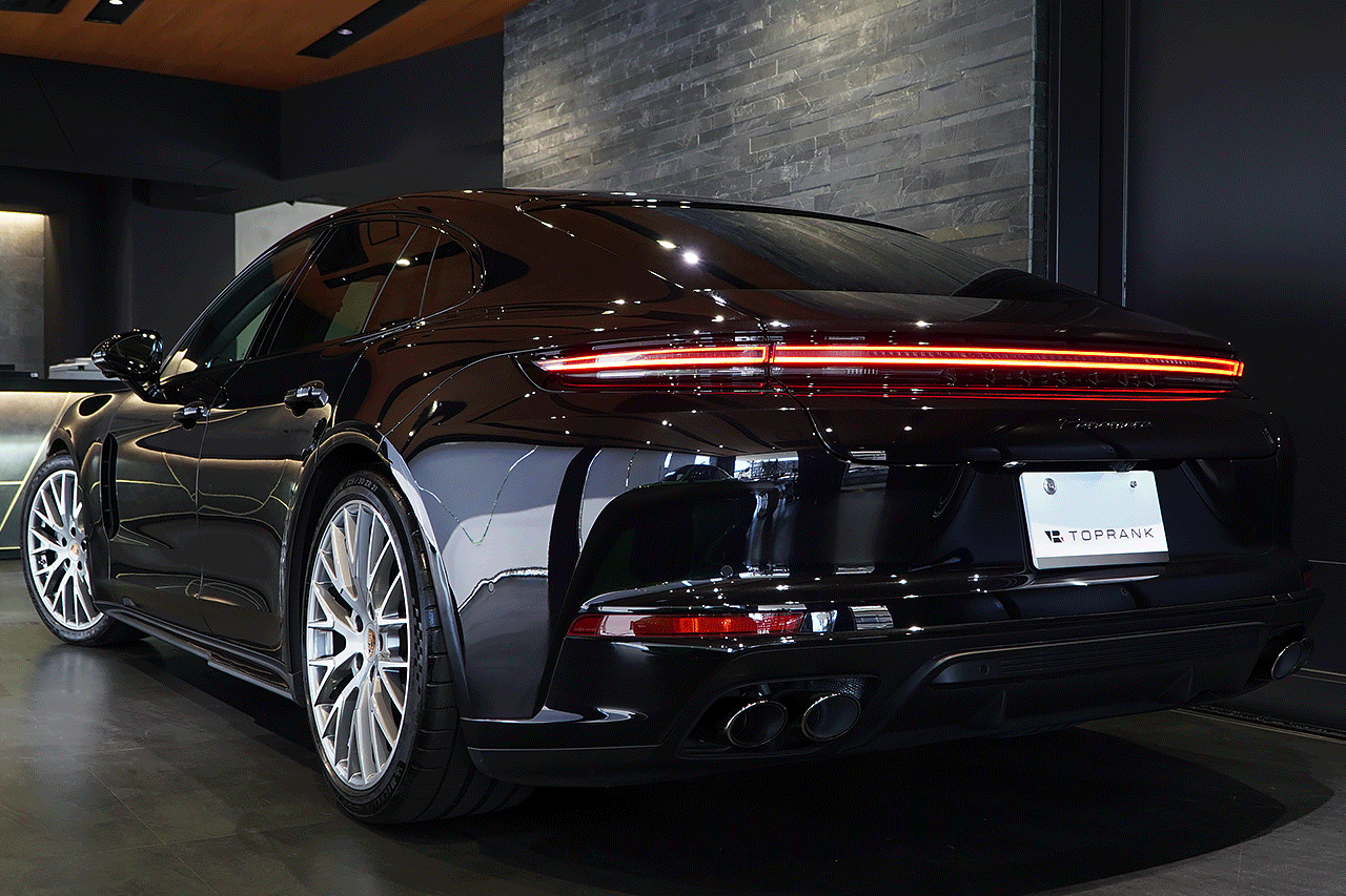 2024 Porsche PANAMERA 