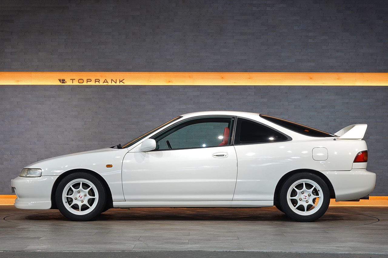 1996 Honda INTEGRA TYPE R DC2 Integra Type-R, Aftermarket Exahust Manifold, Muffler, OMP Steering Wheel