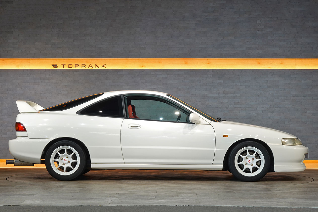 1996 Honda INTEGRA TYPE R DC2 Integra Type-R, Aftermarket Exahust Manifold, Muffler, OMP Steering Wheel