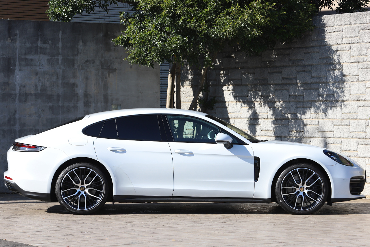 2021 Porsche PANAMERA 