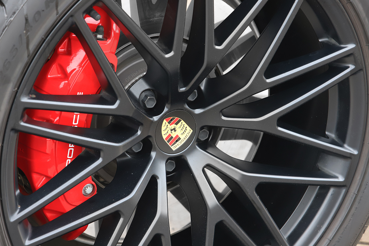 2024 Porsche MACAN 