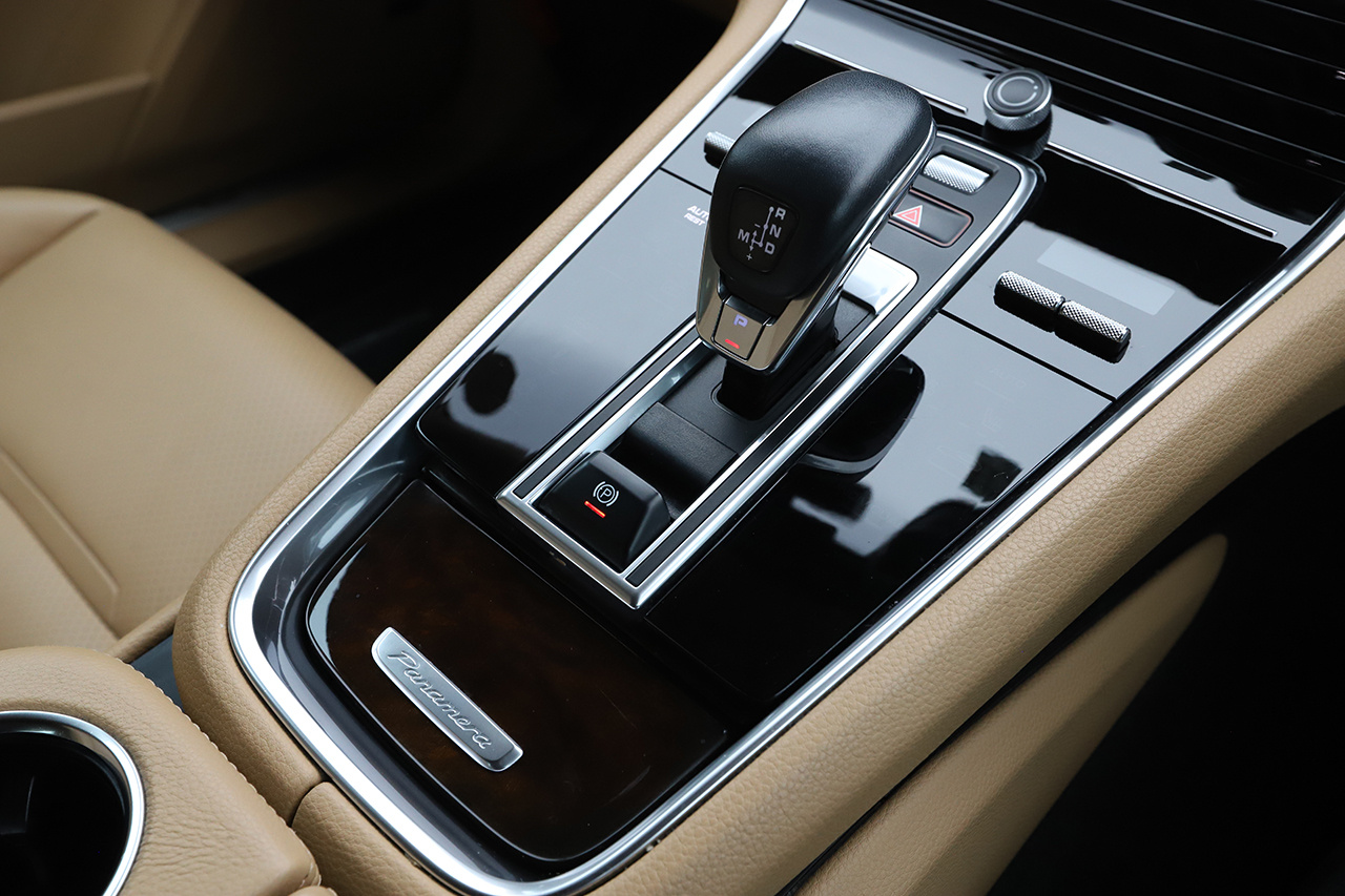 2018 Porsche PANAMERA 