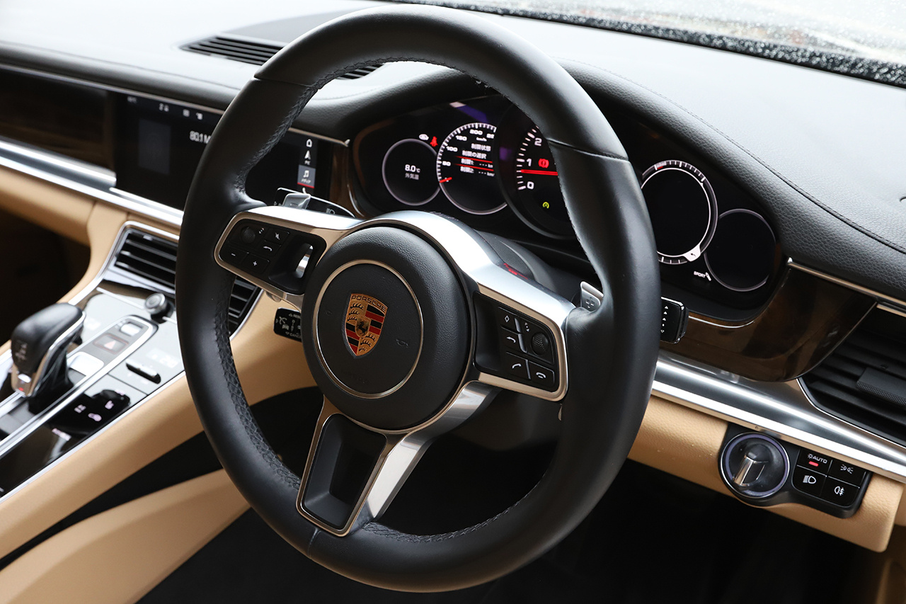 2018 Porsche PANAMERA 