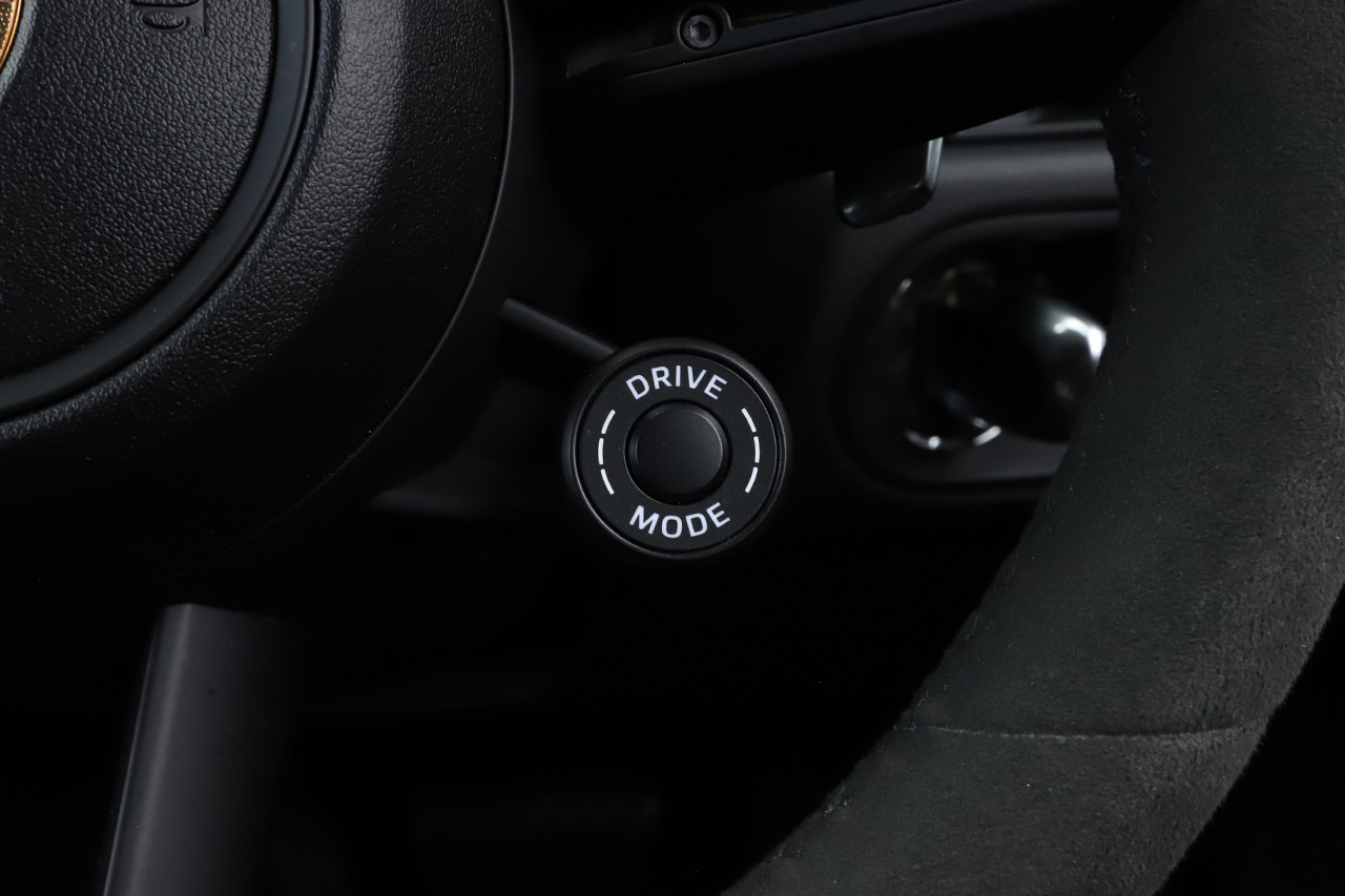 2025 Porsche MACAN 