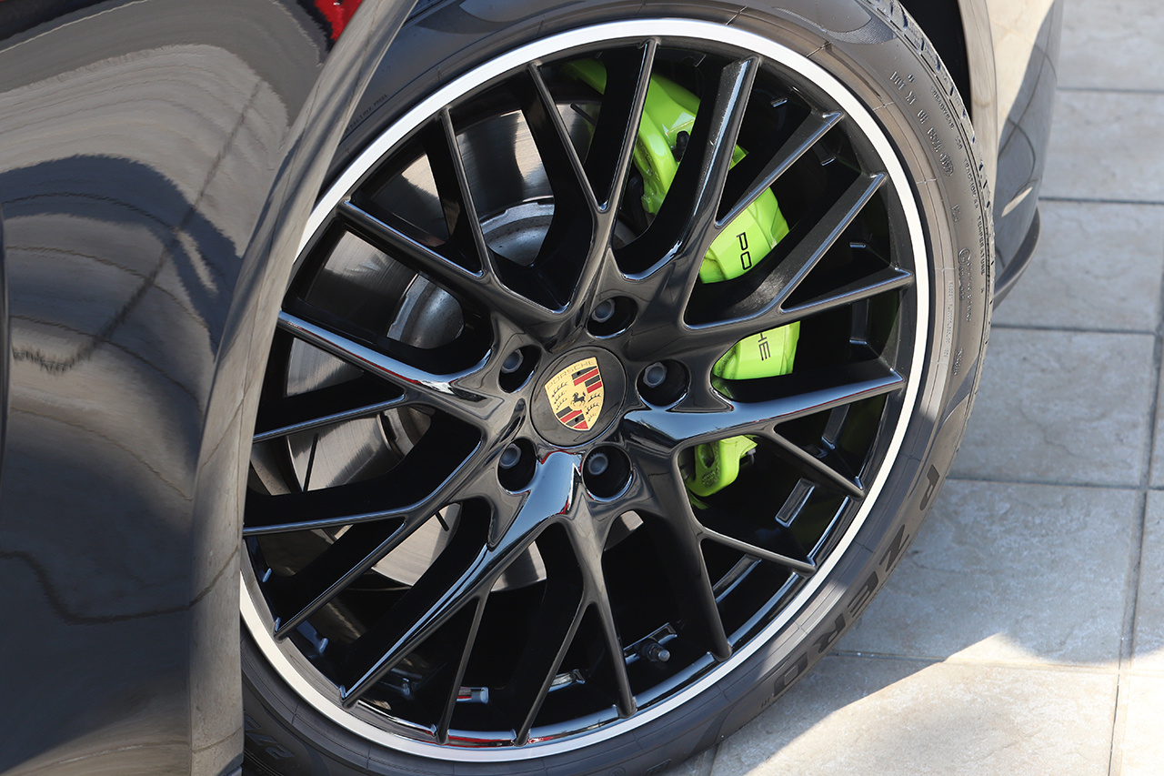 2018 Porsche PANAMERA 