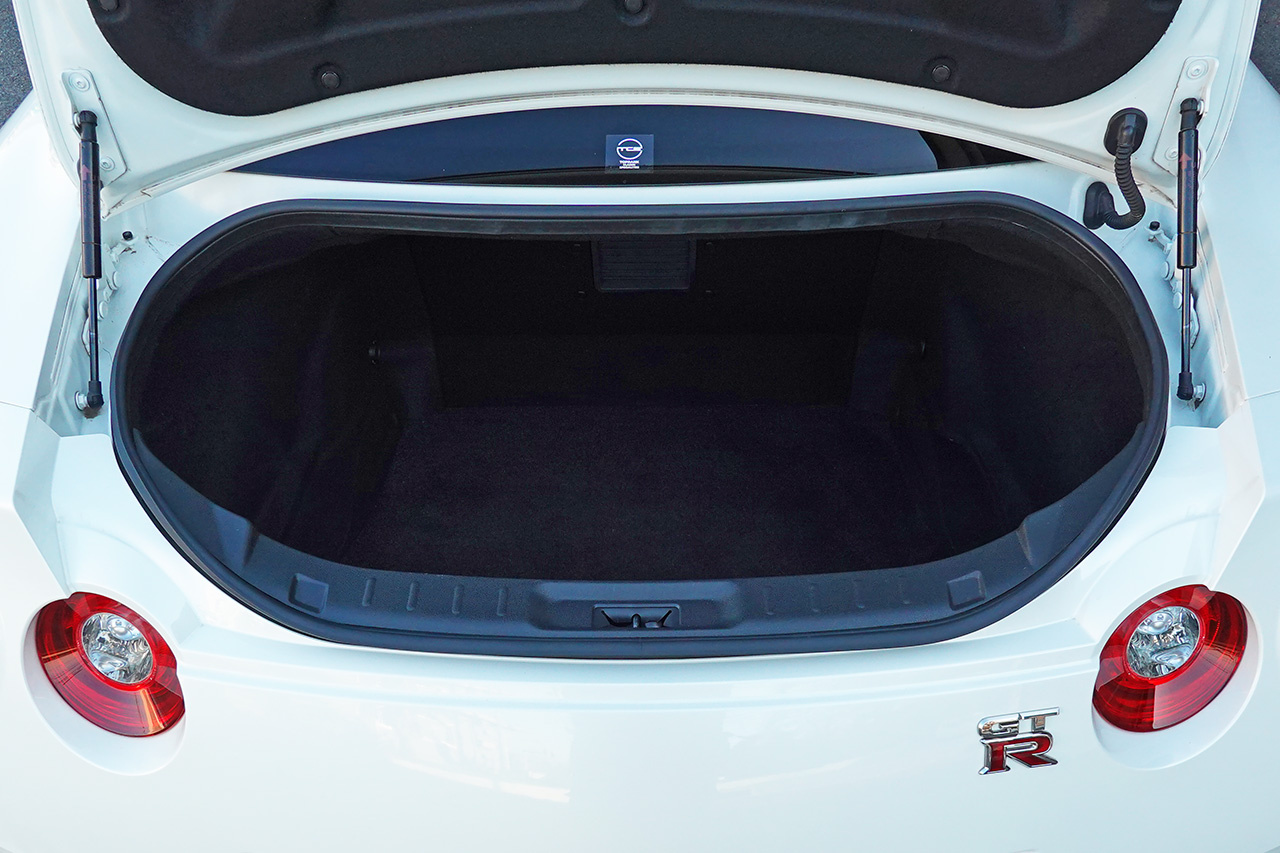 2019 Nissan GT-R R35 GT-R Pure Edition, MY19, NISMO Sports Resetting, Amber-Black Semi-Aniline Leather Front Seats