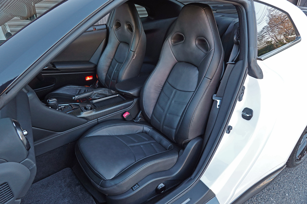 2019 Nissan GT-R R35 GT-R Pure Edition, MY19, NISMO Sports Resetting, Amber-Black Semi-Aniline Leather Front Seats