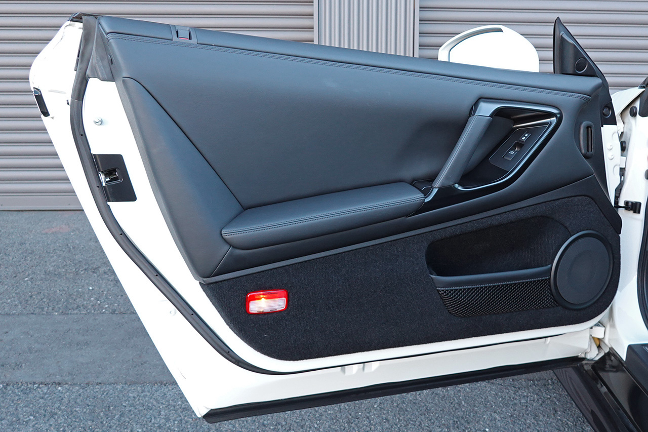 2019 Nissan GT-R R35 GT-R Pure Edition, MY19, NISMO Sports Resetting, Amber-Black Semi-Aniline Leather Front Seats