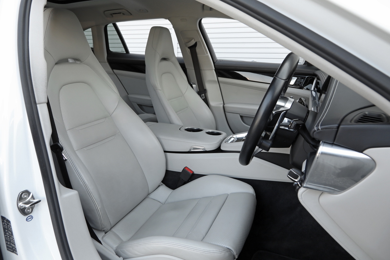 2018 Porsche PANAMERA null