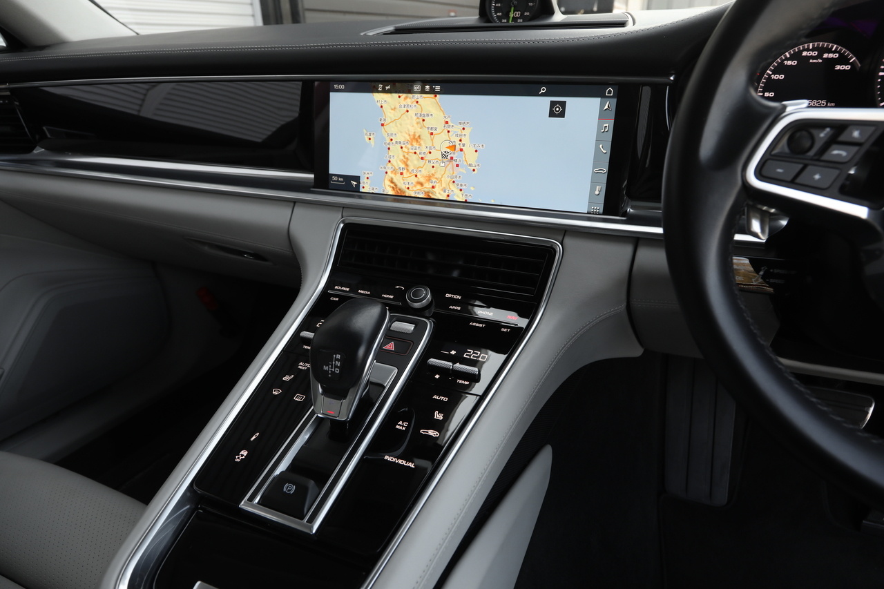 2018 Porsche PANAMERA null