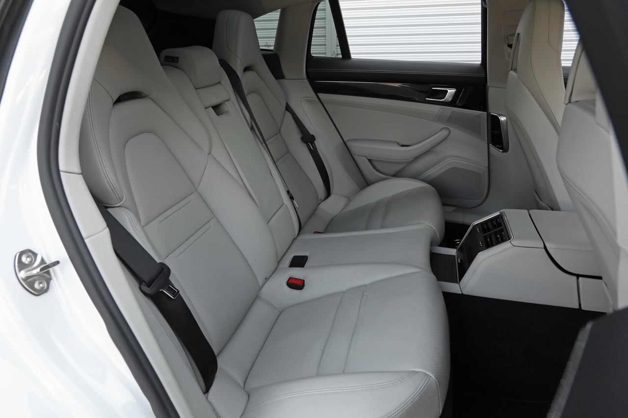 2018 Porsche PANAMERA null