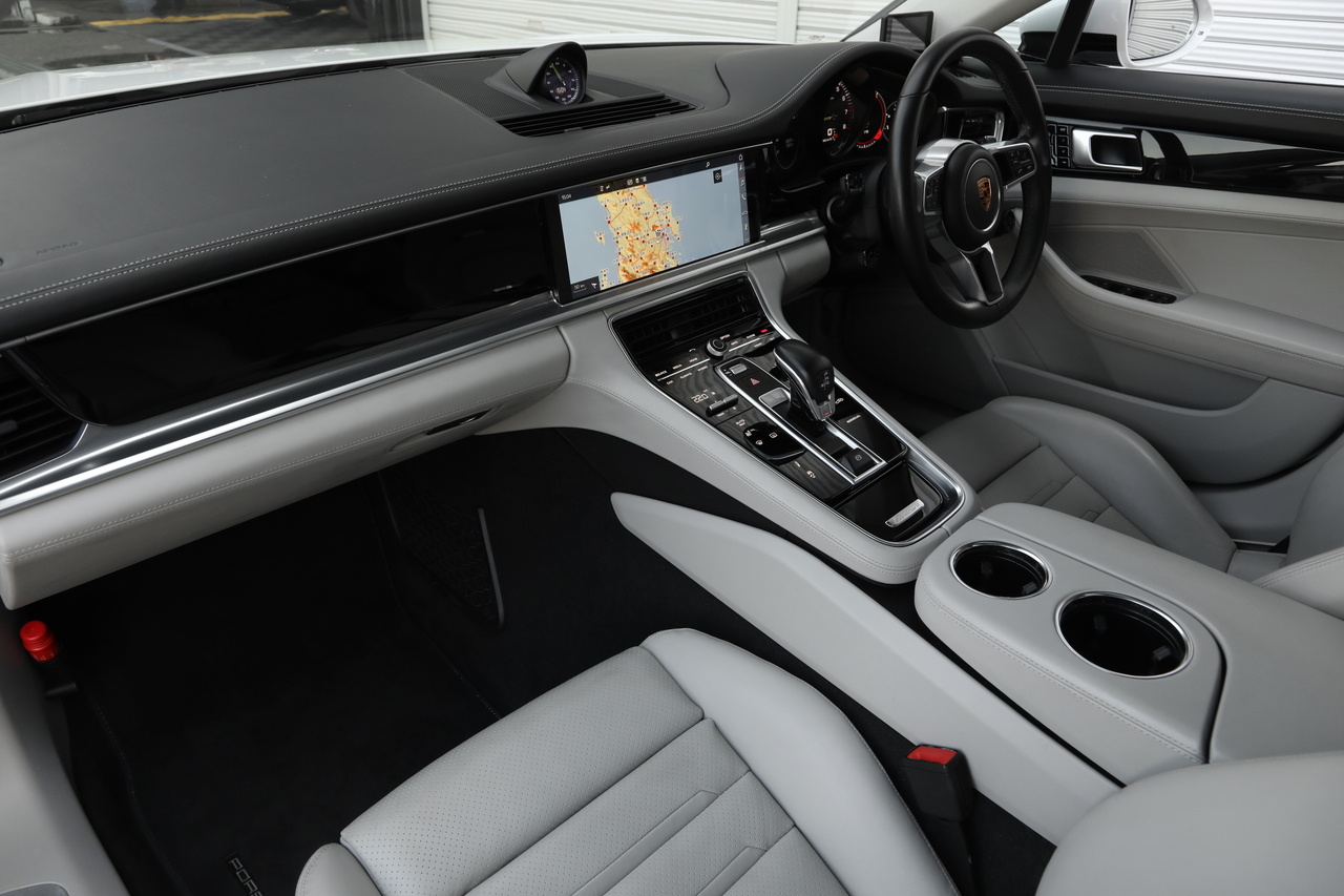 2018 Porsche PANAMERA null