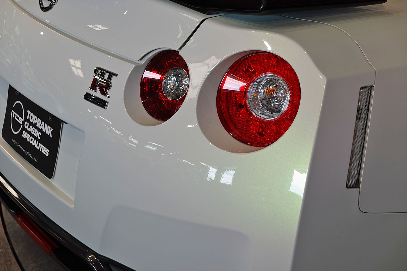 2011 Nissan GT-R R35 GT-R EGOIST, EXCLUSIVE BODY COLOR -Ultimate Opal White-, EXLUSIVE INTERIOR Leather Cordination