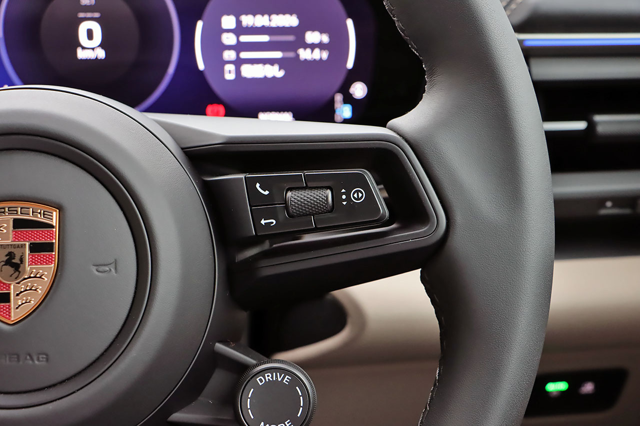2025 Porsche MACAN 