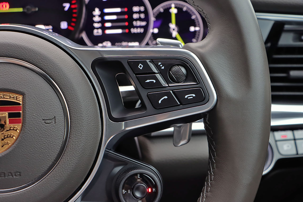 2018 Porsche PANAMERA 