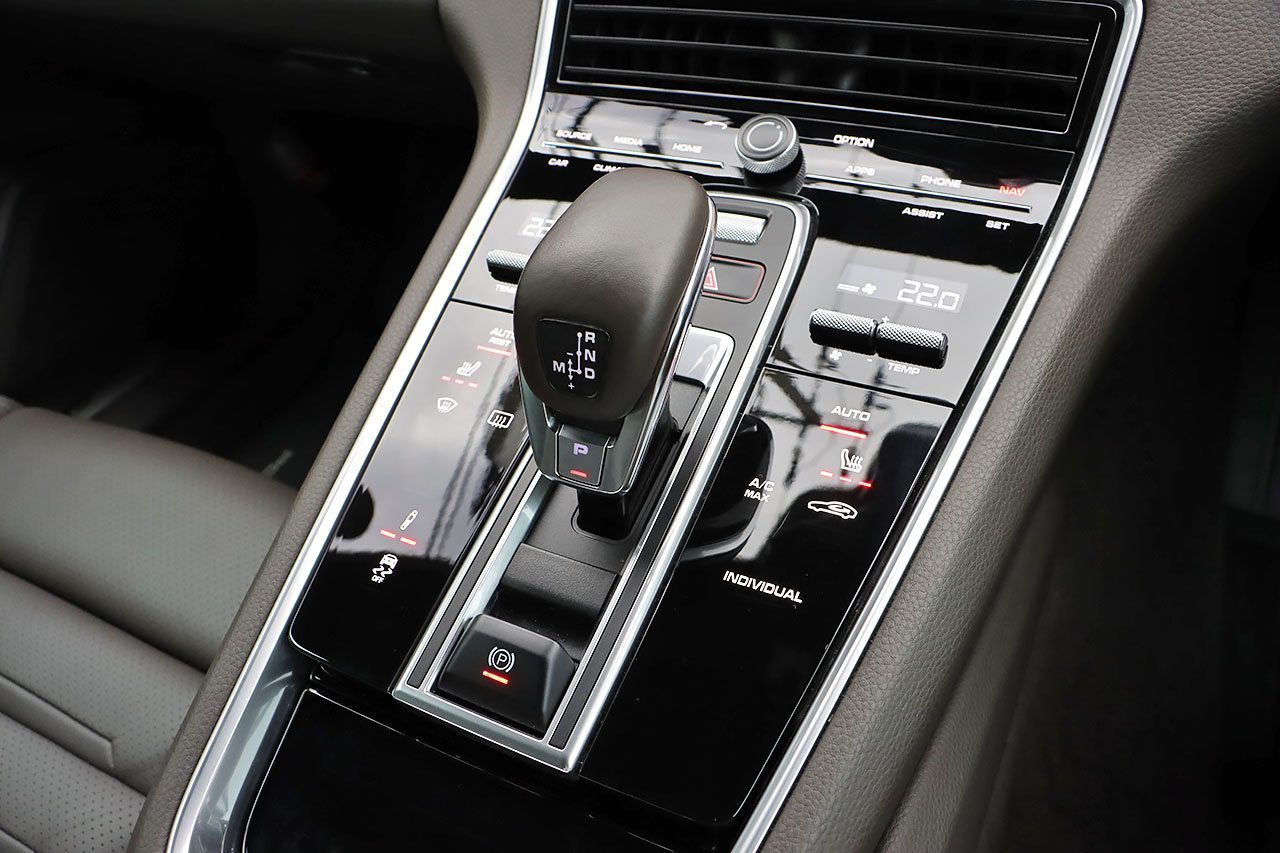 2018 Porsche PANAMERA 