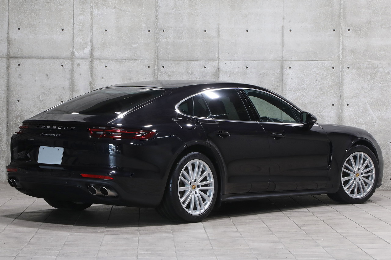 2017 Porsche PANAMERA null
