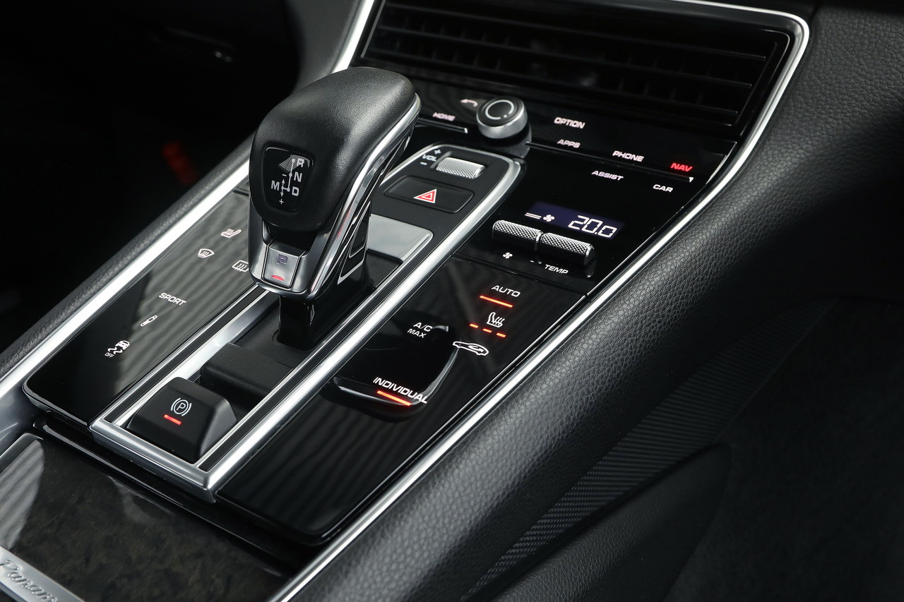 2017 Porsche PANAMERA null