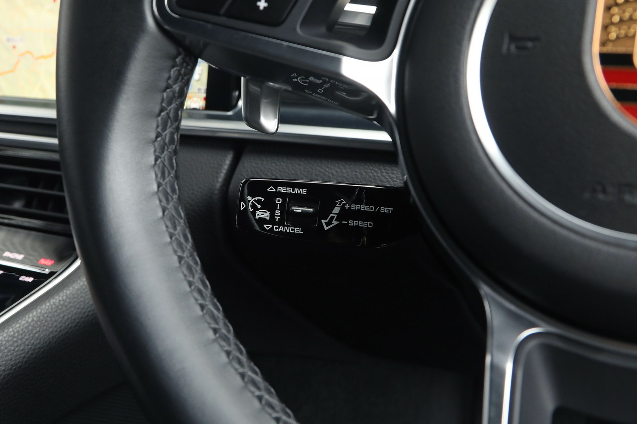 2017 Porsche PANAMERA null