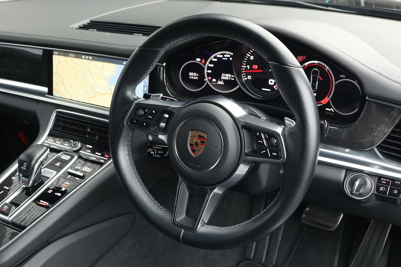 2017 Porsche PANAMERA null