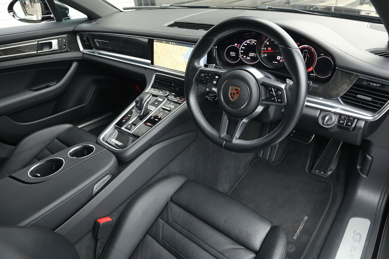 2017 Porsche PANAMERA null