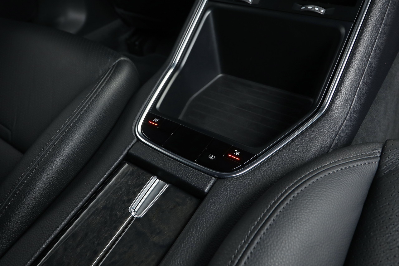 2017 Porsche PANAMERA null