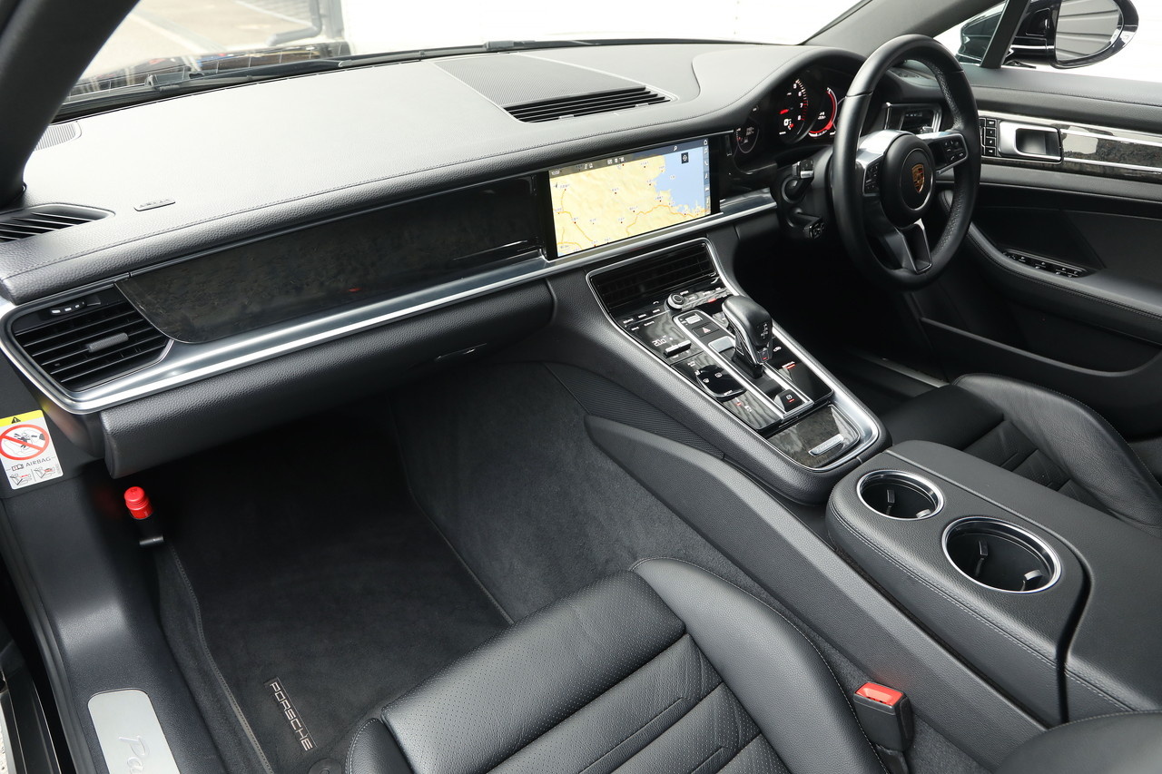 2017 Porsche PANAMERA null