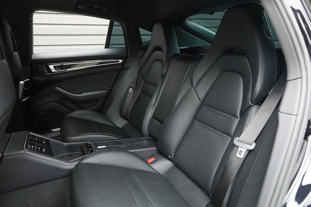2017 Porsche PANAMERA null
