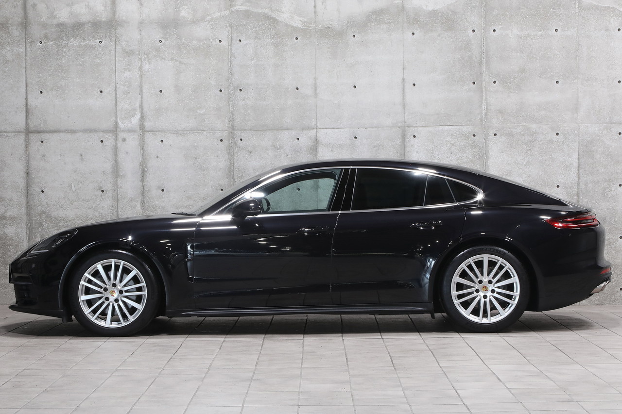 2017 Porsche PANAMERA null
