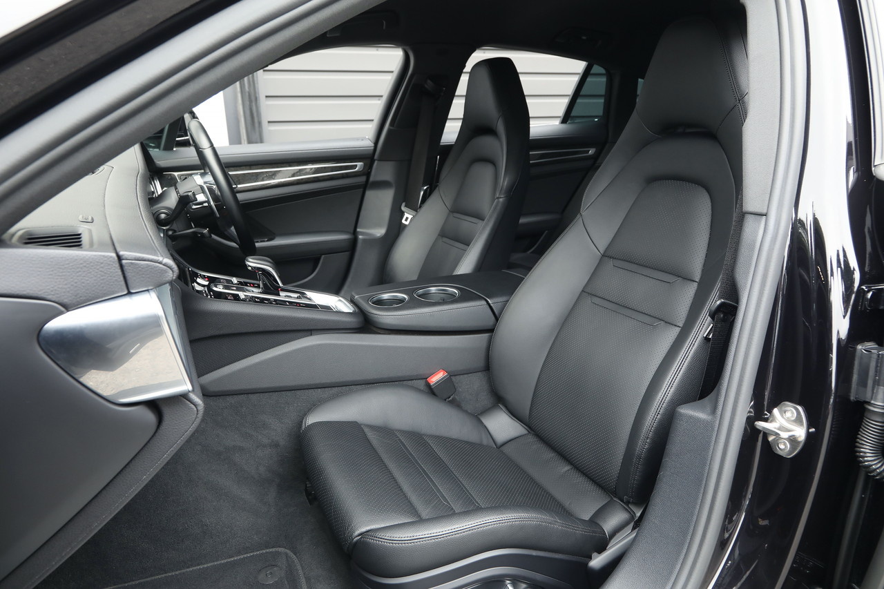 2017 Porsche PANAMERA null
