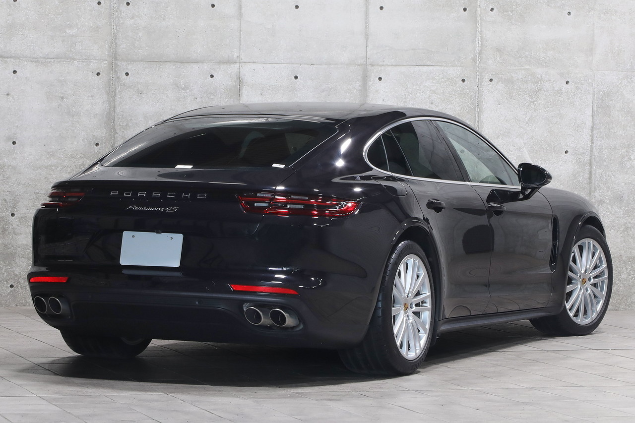 2017 Porsche PANAMERA null