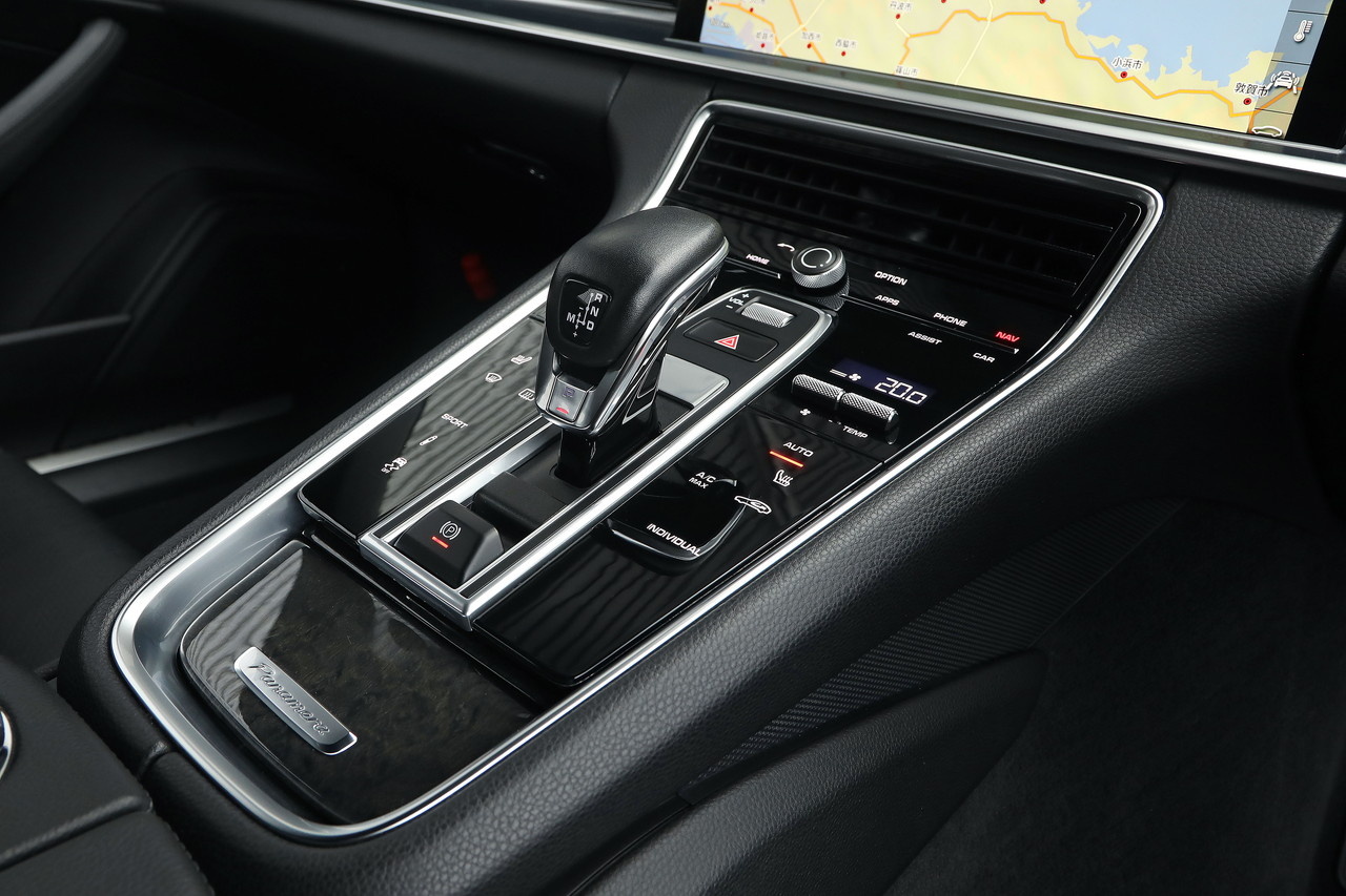 2017 Porsche PANAMERA null