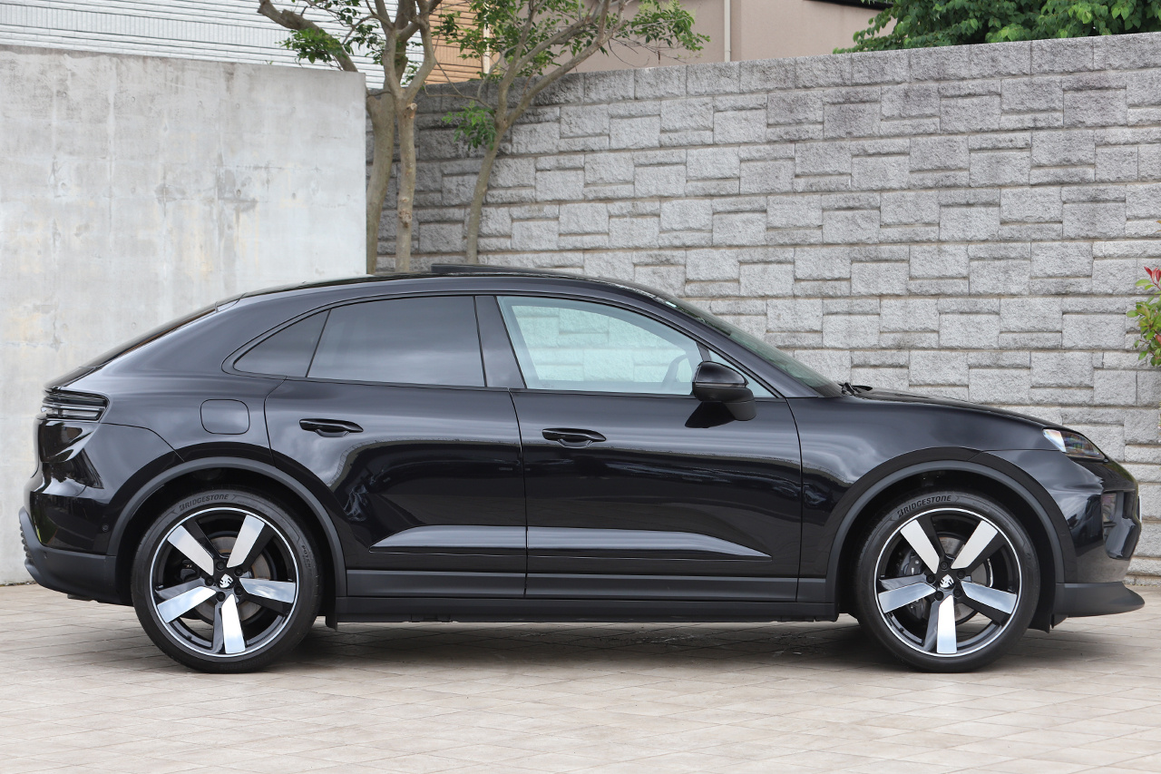 2025 Porsche MACAN 