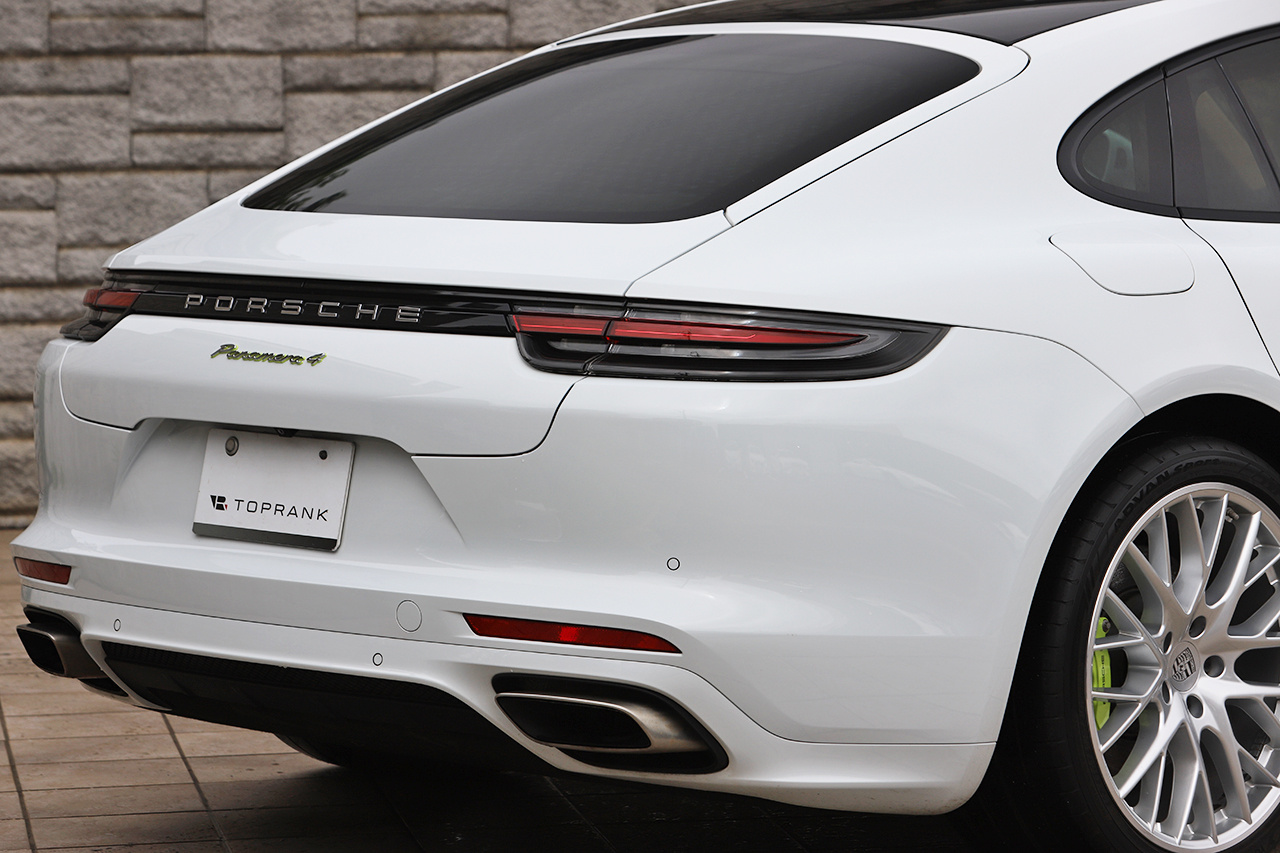 2018 Porsche PANAMERA null