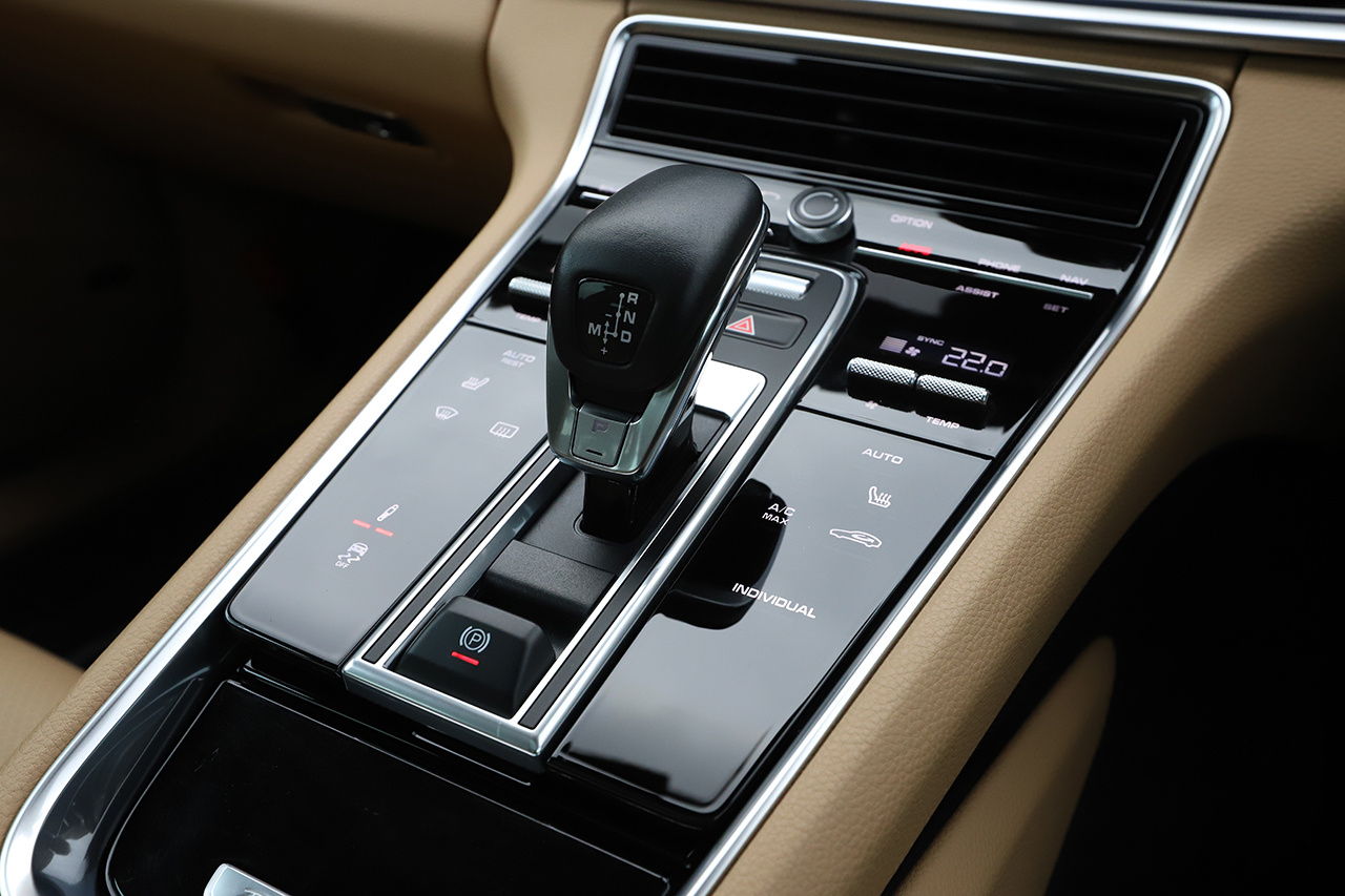 2018 Porsche PANAMERA null