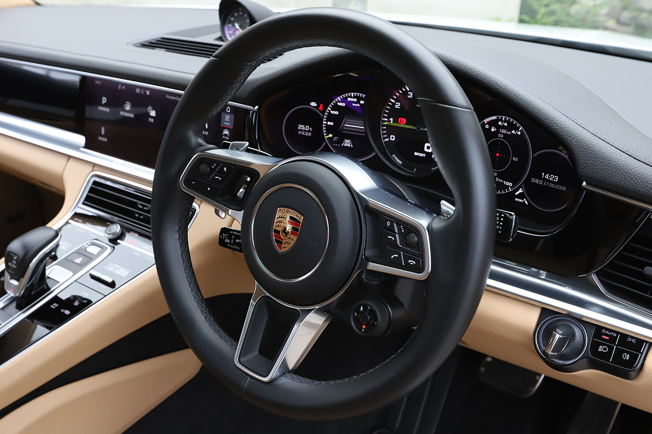 2018 Porsche PANAMERA null
