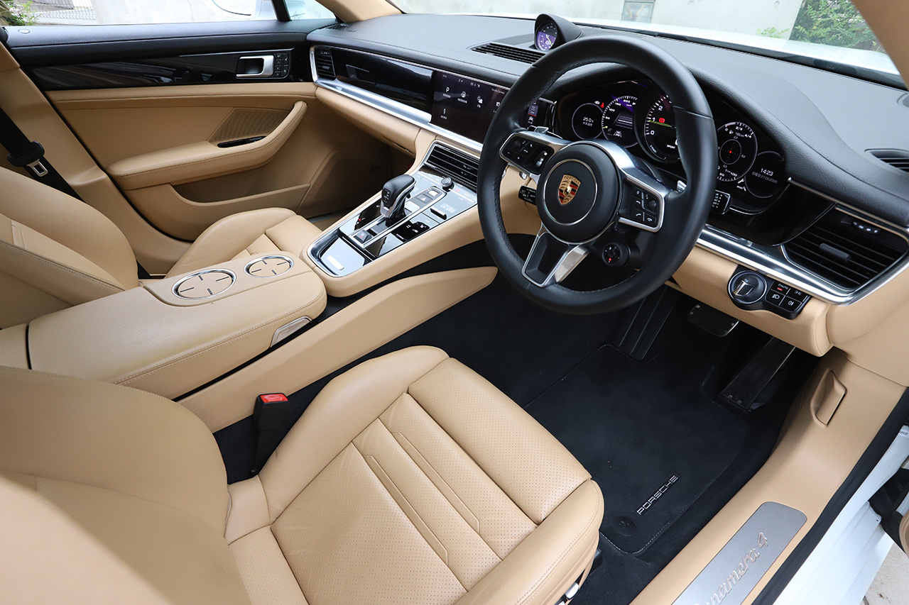 2018 Porsche PANAMERA null