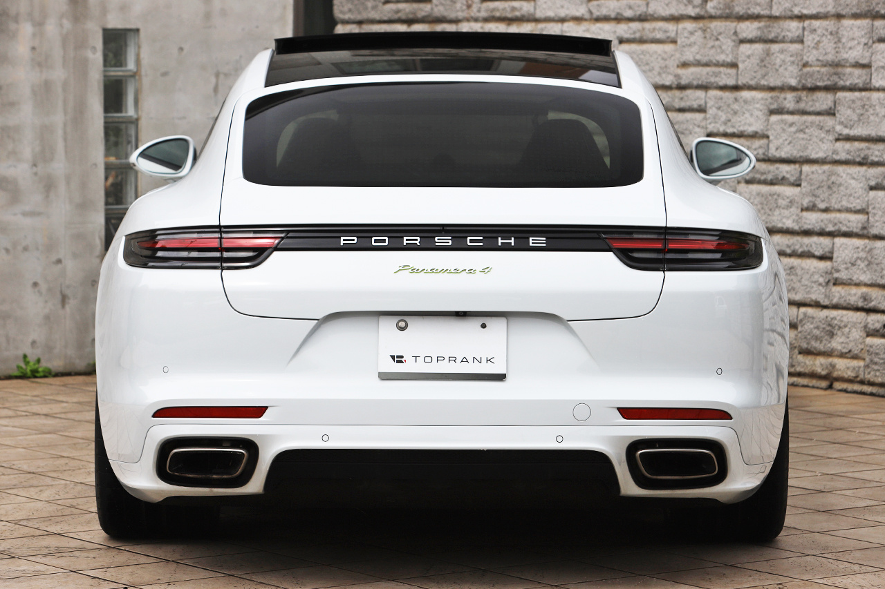 2018 Porsche PANAMERA null