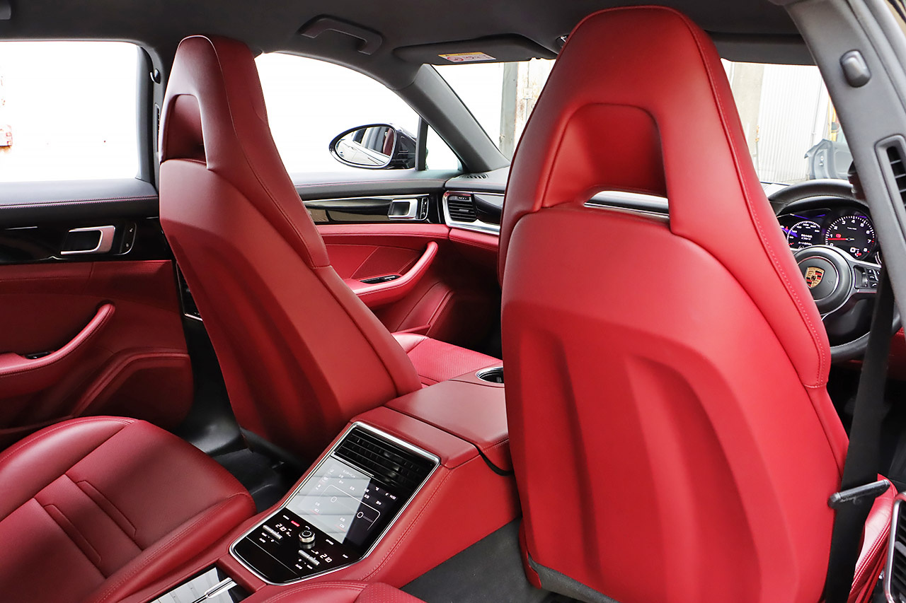 2018 Porsche PANAMERA null