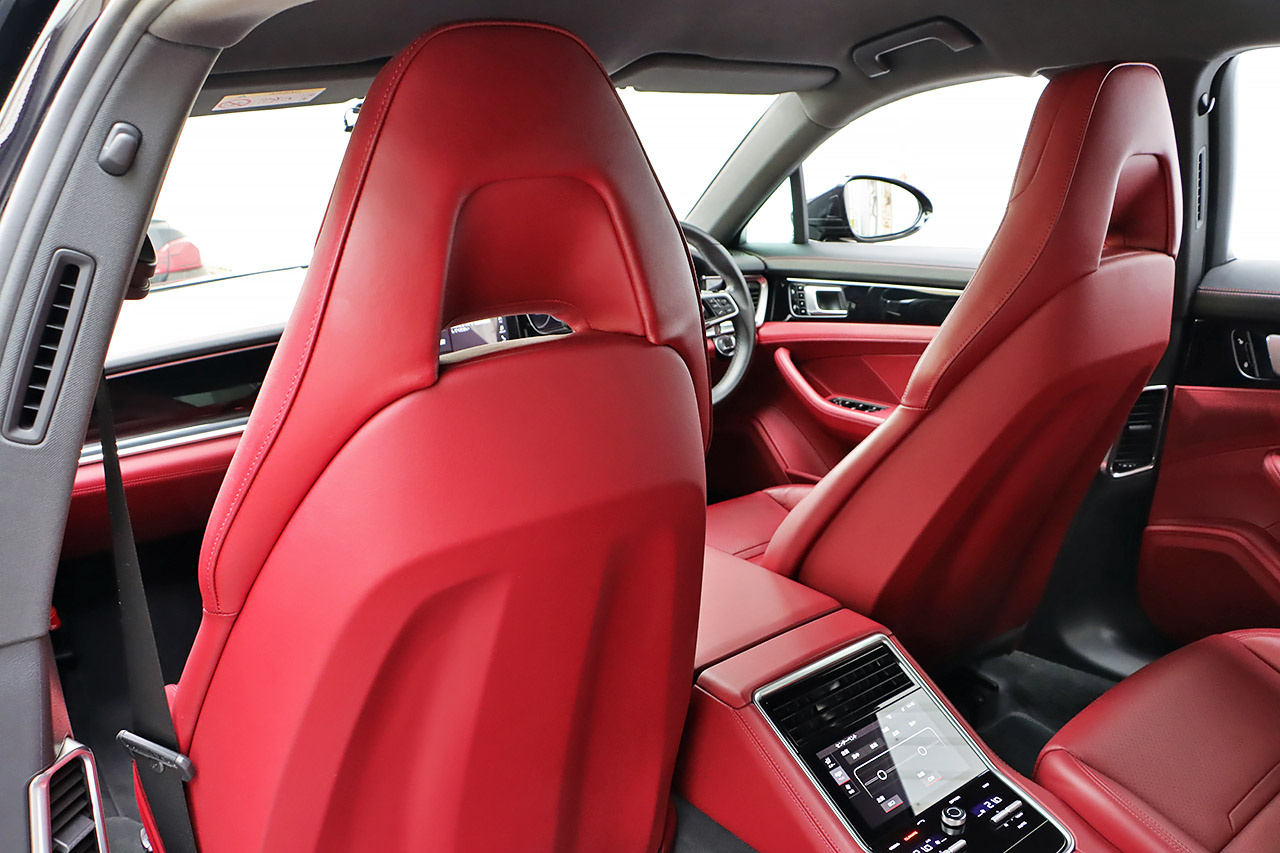2018 Porsche PANAMERA null