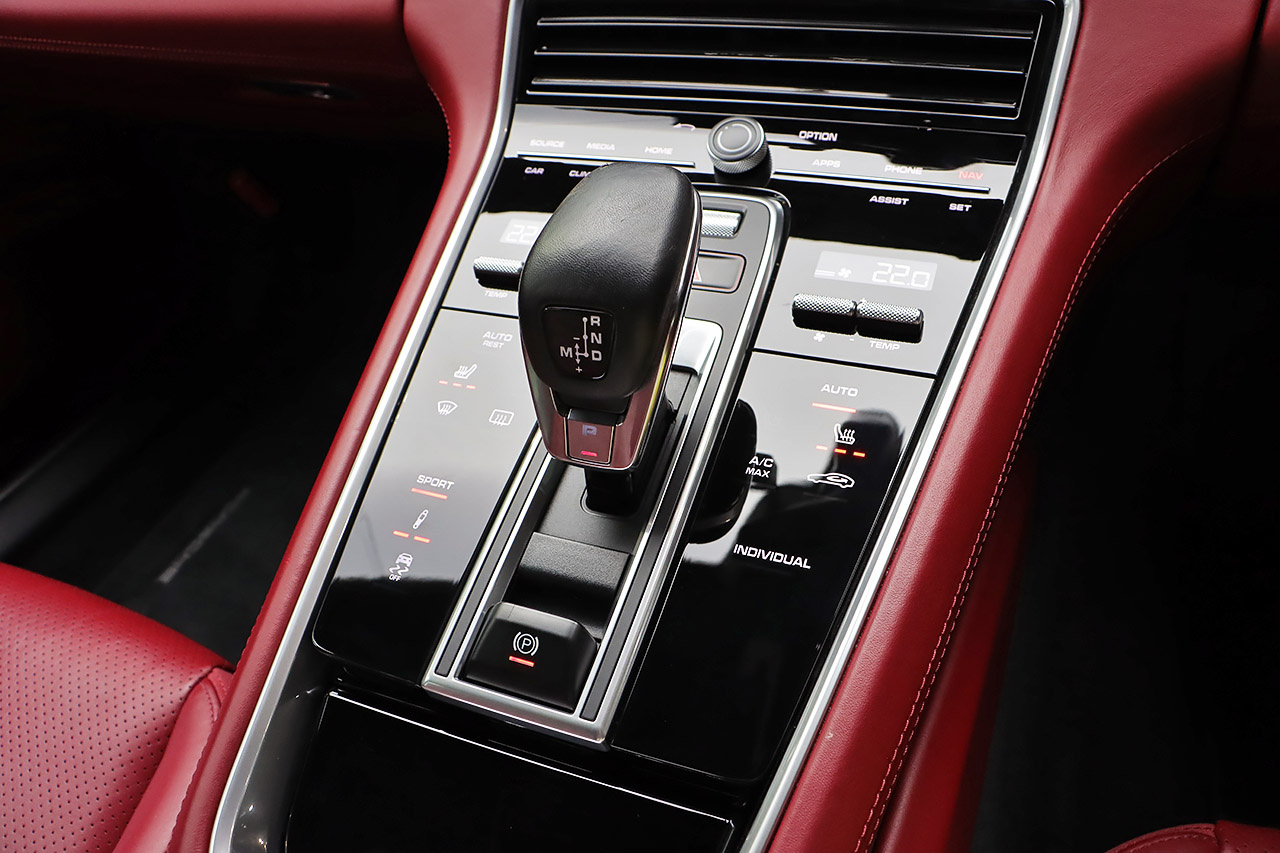2018 Porsche PANAMERA null