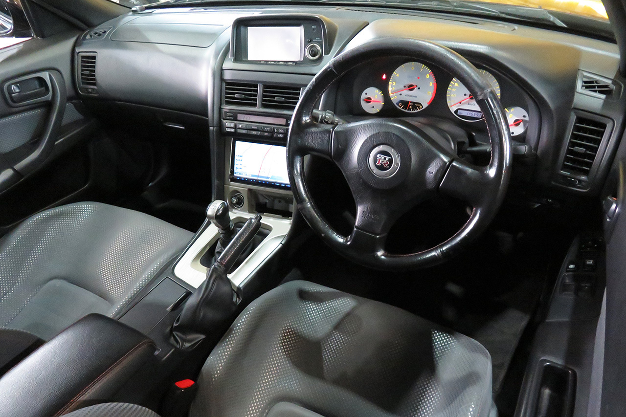 1999 Nissan SKYLINE GT-R R34 GT-R V-SPEC, R35 injectors, WORK Emotion 19in AW, Nismo water pump, Nismo fuel pump, Nismo meter