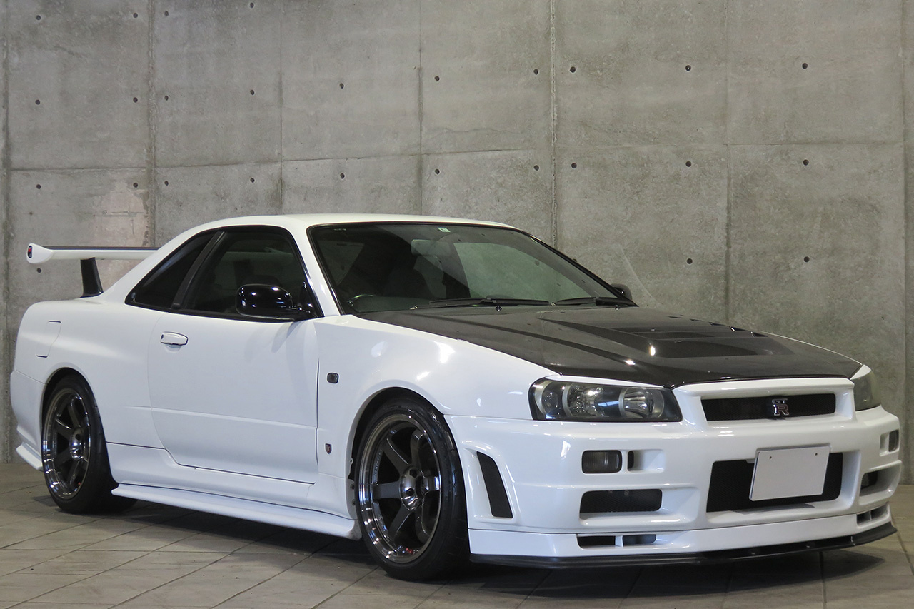 white nissan gtr r34